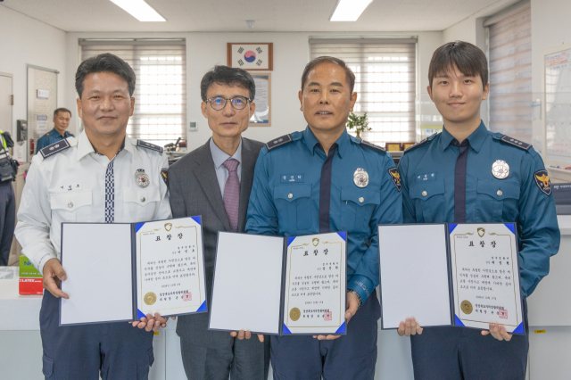 왼쪽부터 이민호 경감(교통관리계), 손순혁 경북자치경찰위원장, 장진학 경감(동부지구대), 배정현 경장(신영주지구대). 영주서 제공
