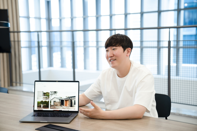 정민혁 스테이빌리티 대표가 자사의 공유 별장 시스템과 건축 과정에 대해 설명하고 있다. 스테이빌리티 제공