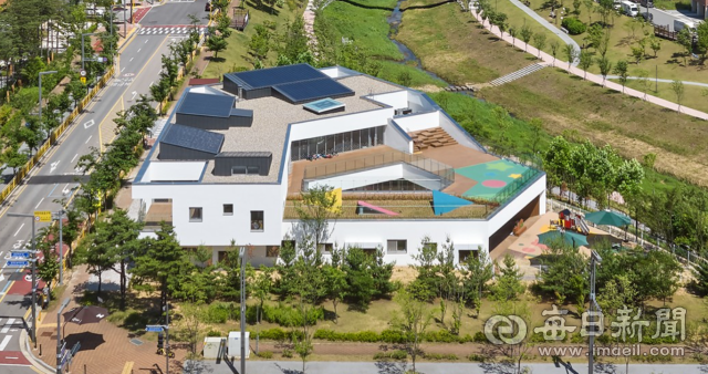 경기도 화성시의 시립 장지하나어린이집. 경북 포항에 본사를 둔 네이처이앤티가 시공을 맡으며 한국건축문화대상에서 대상을 수상했다. 네이처이앤티 제공