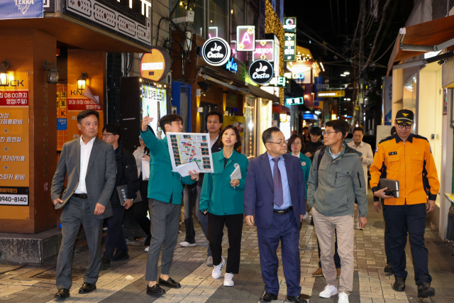 31일 대구 중구는 지난 25일부터 핼러윈 데이를 대비해 클럽골목 등 인파밀집 예상지역의 인파사고를 예방하기 위한 유관기관 합동 비상근무를 실시하고 있다고 밝혔다. 중구청 제공