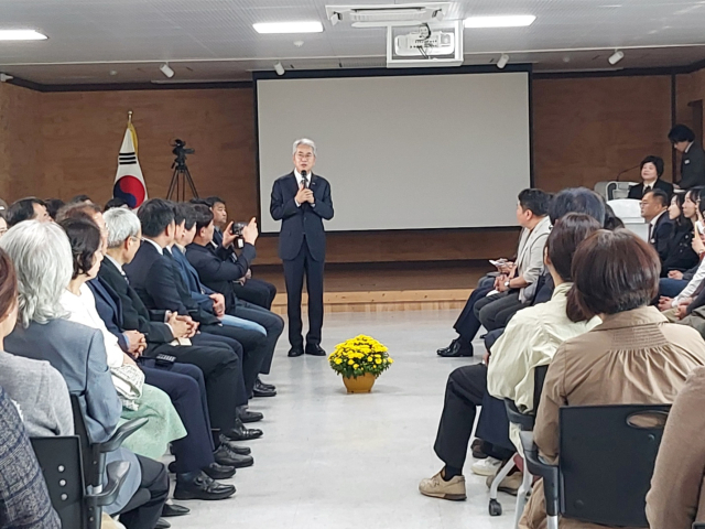 경상남도 교육청 박종훈 교육감, 31일 창녕교육지원청 찾아 마을교육공동체 지원 조례안 폐지 소통 간담화에 앞서 인사말을 하고 있다.