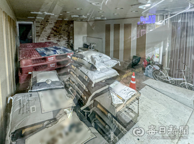 지난해 대구 서구 신평리시장 내 한 쌀 유통업체가 온누리상품권을 부정유통한 정황이 드러나면서 논란이 일고 있다. 사진은 지난해 10월 31일 해당 업체가 불이 꺼진 채 문이 닫혀있는 모습. 매일신문 DB