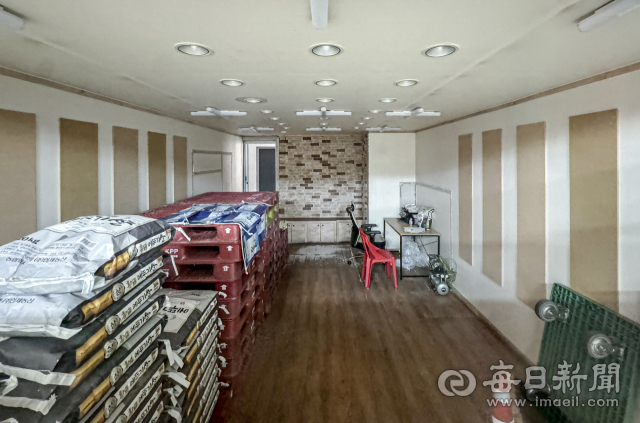 대구 서구 신평리시장 내 한 쌀 유통업체가 온누리상품권을 부정유통한 정황이 드러나면서 논란이 일고 있다. 지난 10월 31일 해당 업체가 불이 꺼진 채 문이 닫혀있는 모습이다. 안성완 기자. asw0727@imaeil.com