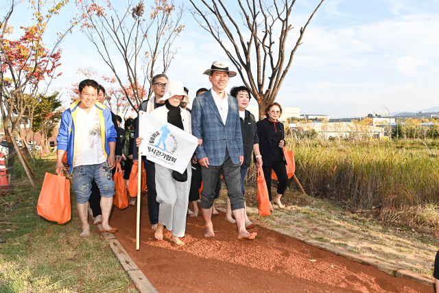 경북 구미 산동 우항공원 맨발길은 31일 개통됐으며, 615m(황토 330m, 마사토 285m) 거리로 구성돼 황토풀장, 황토볼장, 건강지압로, 세족대 등 다양한 편의 시설을 갖췄다. 구미시 제공