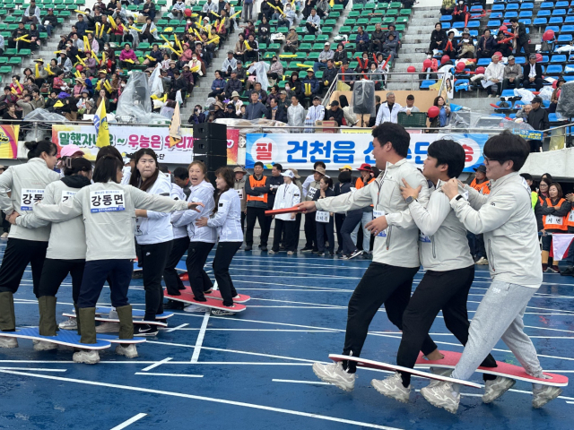 2일 경주시민운동장에서 열린 제36회 경주시민체육대회에서 3인 2각 보드레이스 경기를 하고 있다. 경주시 제공