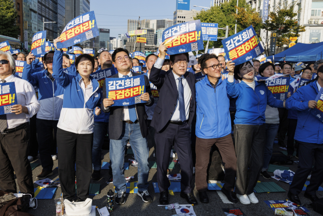 더불어민주당 이재명 대표와 박찬대 원내대표를 비롯한 의원들이 2일 서울 중구 서울역 일대에서 더불어민주당 주최로 열린 김건희 윤석열 국정농단 규탄·특검 촉구 국민행동의 날에 참석해 초청가수의 음악에 맞춰 어깨동무를 하고 있다. 연합뉴스