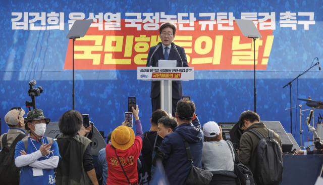 더불어민주당 이재명 대표가 2일 서울 중구 서울역 일대에서 더불어민주당 주최로 열린 김건희 윤석열 국정농단 규탄·특검 촉구 국민행동의 날 무대에 올라 연설하고 있다. 연합뉴스
