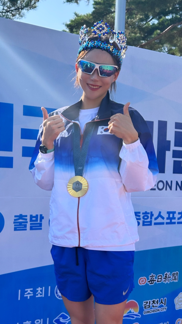 2024 김천전국마라톤대회 10km 여자부에서 우승을 차지한 조한솔씨가 시상식에서 포즈를 취하고 있다. 조규덕 기자