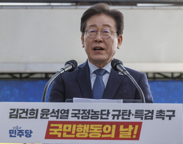 더불어민주당 이재명 대표가 2일 서울 중구 서울역 일대에서 더불어민주당 주최로 열린 김건희 윤석열 국정농단 규탄·특검 촉구 국민행동의 날 무대에 올라 연설하고 있다. 연합뉴스