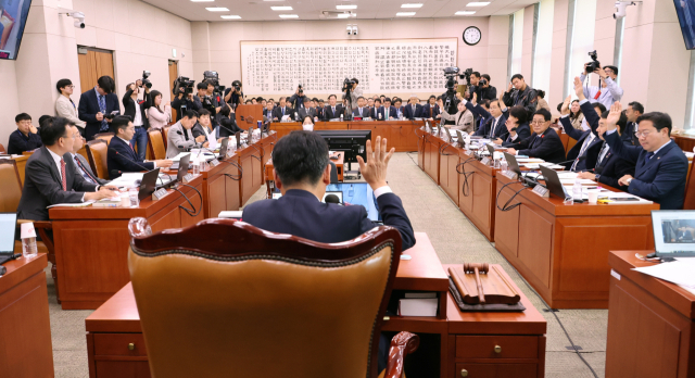 4일 오후 서울 여의도 국회에서 열린 법제사법위원회 전체회의에서 