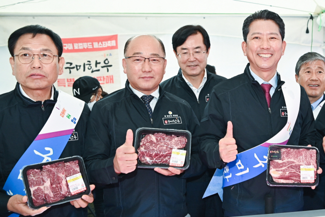 장영익(가운데) 구미칠곡축협 조합장이 지난달 22일 서울시청 광장에서 열린 