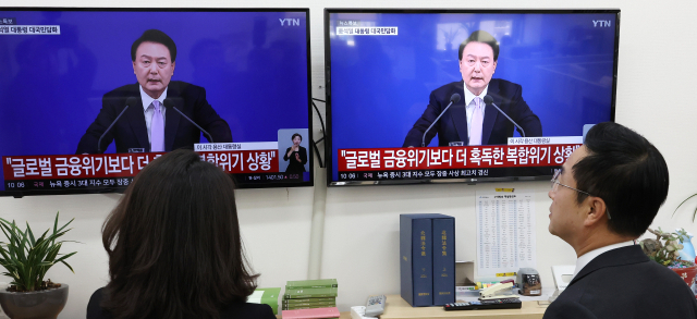 더불어민주당 박성준 원내수석부대표(오른쪽)와 관계자가 7일 오전 국회에서 윤석열 대통령의 대국민 담화를 시청하고 있다. 연합뉴스