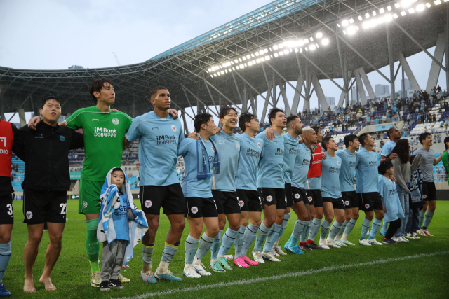 대구FC 선수들이 10월 6일 전북현대모터스와의 경기를 이긴 뒤 서로 어깨동무를 하며 기뻐하고 있다. 한국프로축구연맹 제공