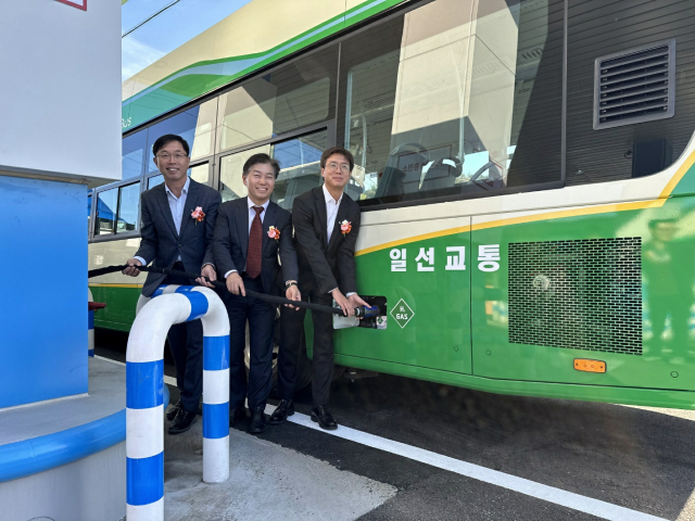 경북 구미 북구미 IC 인근 선기동 수소충전소가 3개월간의 시운전 끝에 안정적인 운영 준비를 마치고 7일 개소식을 가졌다. 왼쪽부터 남병국 구미시 환경교통국장, 서흥원 대구지방환경청장, 김민호 SK플러그하이버스대표. 구미시 제공