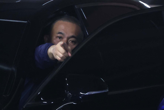 김건희 여사 공천 개입 의혹과 미래한국연구소의 불법 여론조사 의혹 등 사건 핵심 인물인 명태균 씨가 7일 오후 경남 창원시 자택 주차장에서 취재진에게 손짓하고 있다. 명 씨는 오는 8일 창원지방검찰청에 출석 예정이다. 연합뉴스