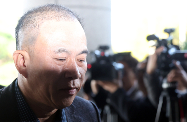 김건희 여사 공천 개입 의혹과 미래한국연구소의 불법 여론조사 의혹 등 사건의 핵심 인물인 명태균 씨가 8일 오전 경남 창원시 성산구 창원지방검찰청(창원지검)에 출석하고 있다. 연합뉴스