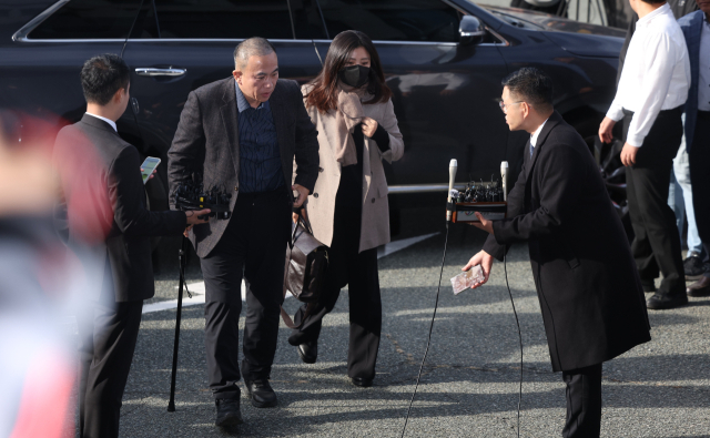 김건희 여사 공천 개입 의혹과 미래한국연구소의 불법 여론조사 의혹 등 사건의 핵심 인물인 명태균 씨가 8일 오전 경남 창원시 성산구 창원지방검찰청(창원지검)에 출석하고 있다. 오른쪽은 김소연 변호사. 연합뉴스
