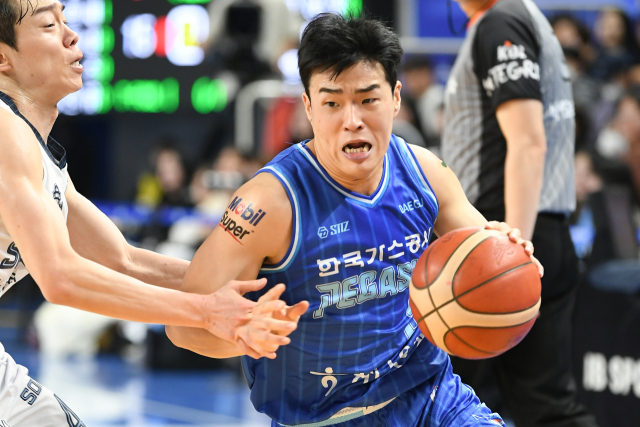 대구 한국가스공사 페가수스의 정성우가 8일 대구체육관에서 열린 2024-2025 KBL 경기에 출전해 고양 소노 스카이거너스의 이재도를 제치며 돌파를 시도하고 있다. KBL 제공