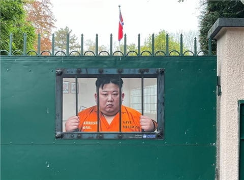 죄수복 입고 철장에 갇힌 北김정은…스위스 외벽 광고 화제