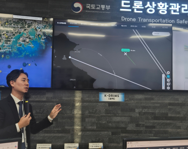 최성원 한국교통안전공단(이하 공단) 항공안전실 드론관리처 연구위원이 지난 7일 경북 김천드론자격센터를 방문한 국토교통부 기자단에게 실시간으로 비행 중인 드론의 경로를 소개하고 있다. 이수현 기자