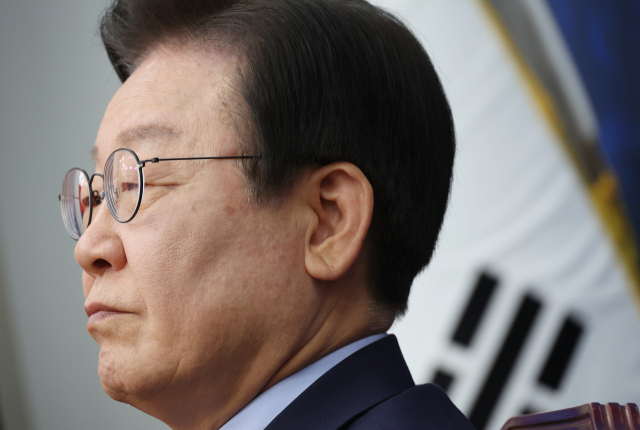 더불어민주당 이재명 대표가 11일 국회에서 열린 최고위원회의에서 굳은 표정을 하고 있다. 연합뉴스