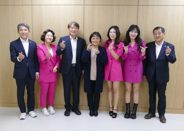 이재혁 경북개발공사 사장(왼쪽 세 번째)과 경북도의회 이형식 저출생지방소멸극복특별위원장(오른쪽 첫 번째), 김대진 경북도의회 대변인(왼쪽 첫 번째), 저출생 극복 수상자 전은영 씨(가운데), 투맘쇼 진행자 개그우먼 김미려, 김경아, 조승희 씨가 경북의 저출생 극복을 위해 손가락 하트를 그리며 기념 촬영하고 있다. 김영진 기자