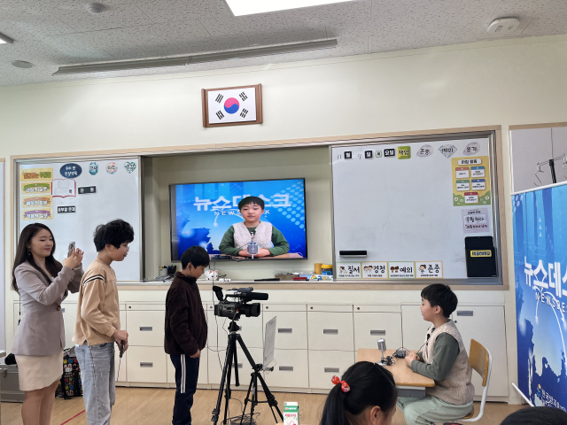 지난 7일 영양중앙초등학교 학생들이 박지은 아나운서의 도움으로 아나운서 진로체험 교육 프로그램을 진행하고 있다. 영양교육지원청 제공
