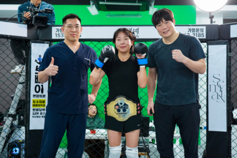 '여경' 출신 허유라, '여고생' 유나연 꺾고 KMMA 여성부 스트로급 챔피언 등극