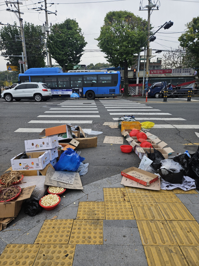 서구청 직원 A씨가 횡단보도에 놓인 노점 물건을 치우던 중 촬영한 현장 사진. 대구서구청 제공