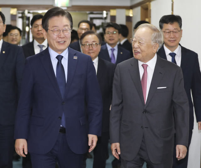 이재명 더불어민주당 대표가 11일 서울 마포구 경총회관에서 손경식 한국경영자총협회 회장과 대화하며 이동하고 있다. 연합뉴스