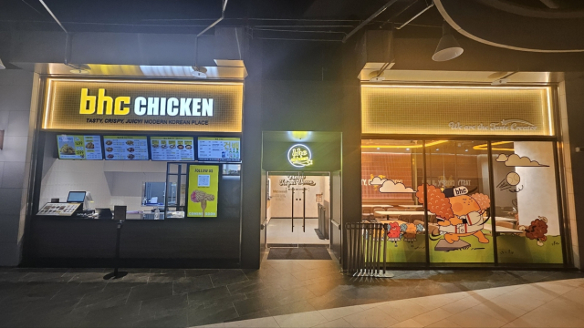 bhc치킨은 대만의 식음료 기업 지옌 후통 그룹과 전략적 파트너십을 맺고 타이베이 돔에 대만 1호점을 개점했다. bhc치킨 제공