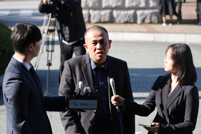 김건희 여사 공천 개입 의혹과 미래한국연구소의 불법 여론조사 의혹 등 사건의 핵심 인물인 명태균 씨가 지난해 11월 경남 창원시 성산구 창원지방검찰청(창원지검)에 출석해 취재진 질문에 답변하고 있다. 연합뉴스