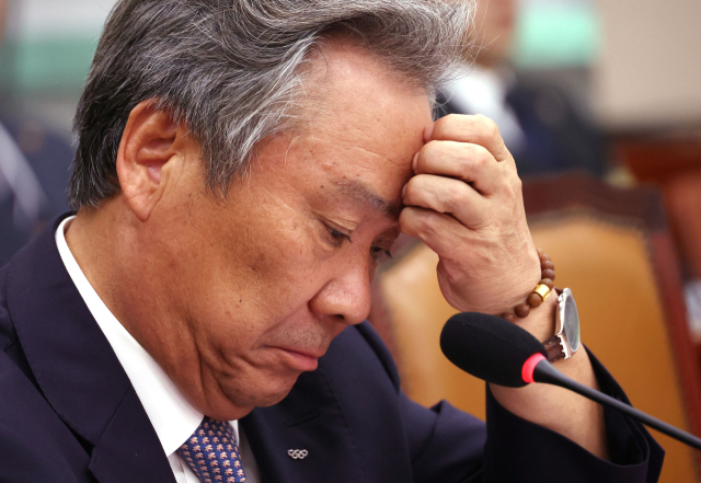 이기흥 대한체육회장이 22일 국회에서 열린 문화체육관광위원회 국정감사에 출석, 의원 질의를 듣고 있다. 연합뉴스