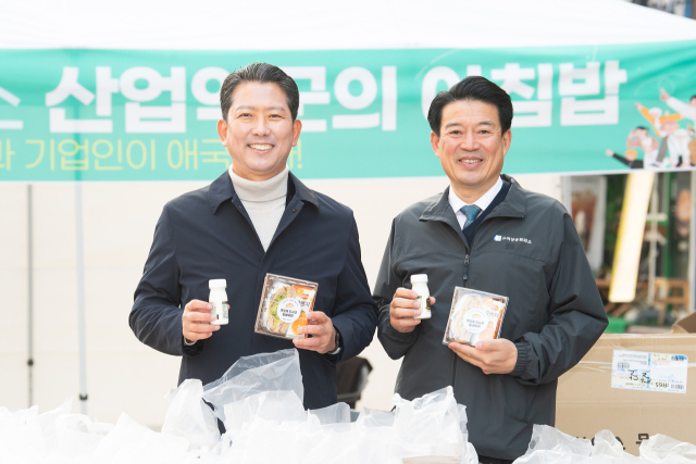 김장호(왼쪽) 구미시장과 윤재호 구미상공회의소 회장이 12일 순천향병원 맞은편에서 근로자들에게 아침밥(샌드위치 세트)을 나눠주며 환하게 웃고 있다. 구미시 제공