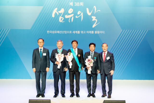 왼쪽에서부터 이승렬 산업통상자원부 실장, 조정문 ㈜새날테크텍스 대표이사, 홍재성 ㈜제이에스코퍼레이션 회장, 이성근 경은산업㈜ 대표이사, 최병오 한국섬유산업연합회 회장. 한국섬유산업연합회 제공