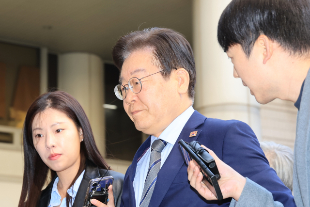 더불어민주당 이재명 대표가 12일 오전 서울 서초구 서울중앙지방법원에서 열린 대장동·백현동·위례신도시 개발비리 및 성남FC 불법 후원금 의혹 사건 1심 속행 공판에 출석하며 취재진 질문을 듣고 있다. 연합뉴스