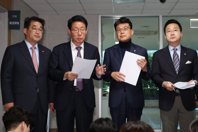 국민의힘과 더불어민주당의 정책위의장과 원내수석부대표들이 13일 오후 서울 여의도 국회 의원회관에서 내일 본회의 안건으로 부의할 민생법안과 관련해 비공개 협상을 한 뒤 합의 내용을 설명하고 있다. 왼쪽부터 국민의힘 배준영 원내수석부대표·김상훈 정책위의장, 더불어민주당 진성준 정책위의장·박성준 원내수석부대표. 연합뉴스