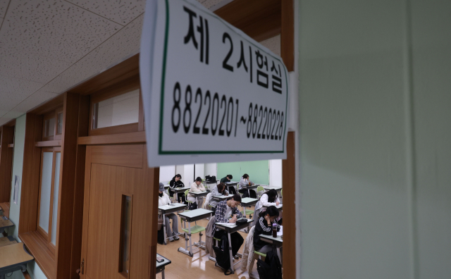 2025학년도 대학수학능력시험(수능)일인 14일 오전 경남 창원시 마산합포구 마산여자고등학교 시험실에서 수험생들이 차분히 수능을 준비하고 있다. 기사와 직접적 연관은 없음. 연합뉴스.