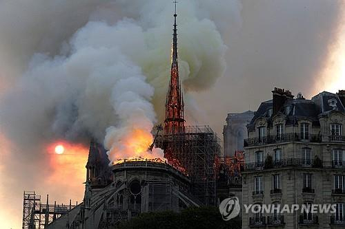 2019년 4월 15일 노트르담 대성당이 화마에 휩싸이고 있다. AFP 연합뉴스
