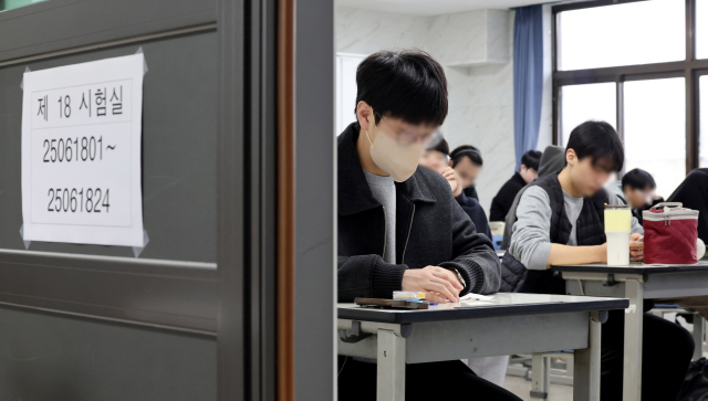 2025학년도 대학수학능력시험(수능)이 실시된 14일 오전 인천 동구 동산고등학교에서 수험생들이 시험 시작을 기다리고 있다. 본 기사와 직접적 연관은 없음. 연합뉴스