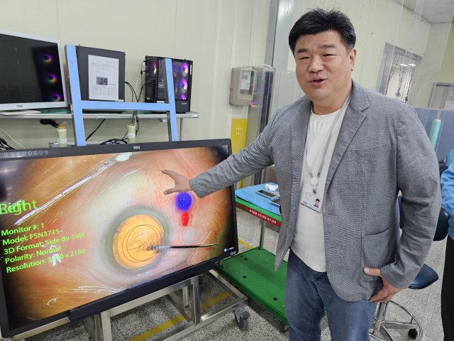 지난 14일 공진 FSN메디컬코리아 대표가 자사가 양산한 3D모니터에 대해서 설명하고 있다. 조규덕 기자