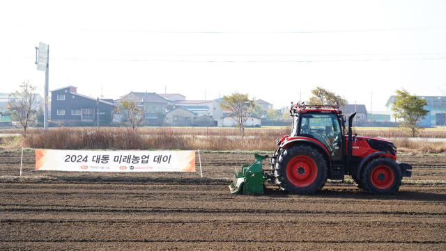 지난 13일 전북 김제. 농경지에 무인 자율주행 트랙터가 운행되고 있다. 이날 국내 농기계 분야 1위 기업 대동은 업계 최초 온디바이스 인공지능 기술을 선보였다. 대동제공