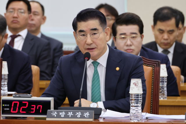 김용현 국방부 장관이 15일 오전 국회에서 열린 국방위원회 전체회의에서 윤석열 대통령의 군 골프장 이용 논란과 관련해 더불어민주당 김병주 의원의 질의에 답하고 있다. 연합뉴스