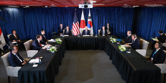 아시아태평양경제협력체(APEC) 정상회의 참석차 페루를 방문 중인 윤석열 대통령이 지난 15일(현지시간) 페루 리마 컨벤션센터에서 조 바이든 미국 대통령, 이시바 시게루 일본 총리와 한미일 정상회의를 하고 있다. 연합뉴스