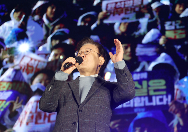 더불어민주당 이재명 대표가 16일 오후 서울 광화문광장 인근에서 열린 