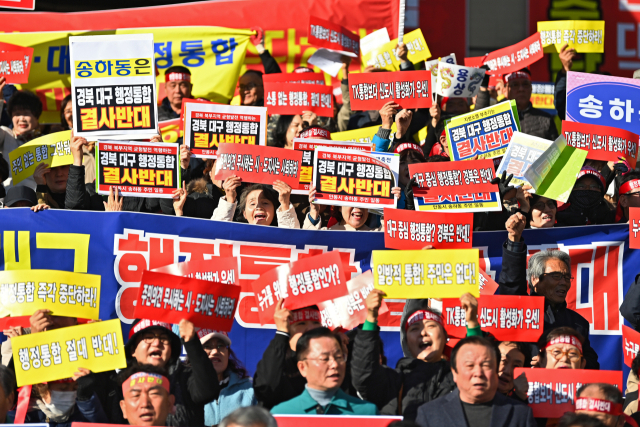18일 오전 안동시청 대동관 앞에서 권기창 안동시장과 김학동 예천군수를 비롯한 주민들이 대구·경북 행정통합에 반대하는 집회를 열고 구호를 외치고 있다. 김영진 기자 kyjmaeil@imaeil.com