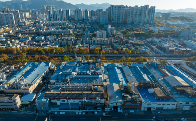 지난달 18일 대구 서구 비산동 상공에서 바라본 대구염색산업단지 일대 모습. 김영진 기자 kyjmaeil@imaeil.com