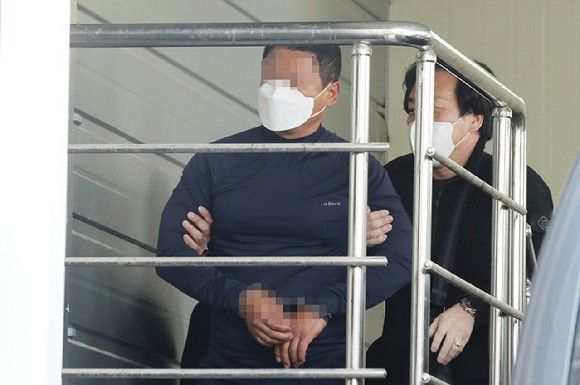 대낮 법원 앞에서 유튜버를 살해한 50대 피고인 홍 씨. 연합뉴스
