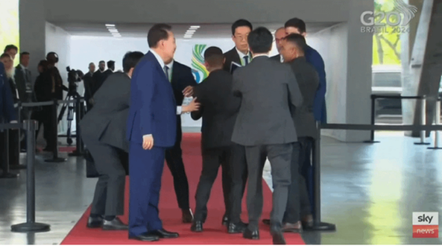 브라질 G20 정상회의에서 윤석열 대통령의 통역 담당 수행원이 현지 보안 요원들과 몸싸움이 벌어졌다. 유튜브 