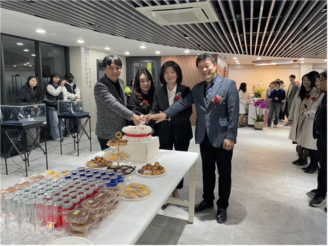 (왼쪽부터) 김영훈 한국폴리텍대학 서울강서캠퍼스 주얼리디자인과 학과장, 우하나 한국귀금속보석디자인협회 회장, 황금주 한국폴리텍대학 서울강서캠퍼스 학장, 이봉승 한국주얼리산업협동조합연합회 회장.